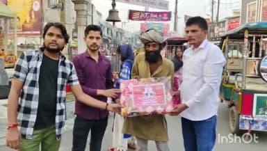 मुज़फ्फरनगर: सपा के संस्थापक मुलायम सिंह यादव की जयंती के अवसर पर शिव चौक पर सपा नेताओं ने गरीबों को बांटे 85 कंबल