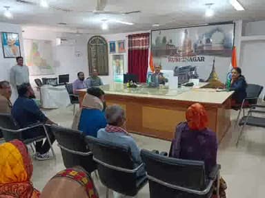 पडरौना: कुशीनगर कलेक्ट्रेट कार्यलय पर एक मुक्त समाधान अभियान को लेकर हुई बैठक