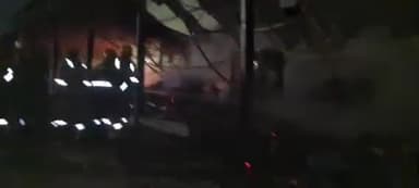 इटावा: नवीन मंडी स्थित फल मंडी में एक दर्जन दुकानों में लगी आग, दमकल विभाग की टीम आग बुझाने में जुटी