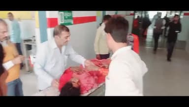 मऊरानीपुर: पिपरोखर के पास बाइक सवार को बचाने के चक्कर में पलटा ई रिक्शा, एक ही परिवार के चार लोग हुए घायल।