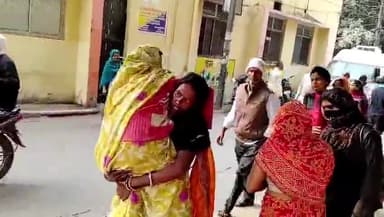 सुल्तानपुर: मां के पैर में प्लास्टर चढ़ा होने के कारण जिला अस्पताल में मां को गोद में लेकर जाते हुए बेटी का वीडियो हुआ वायरल