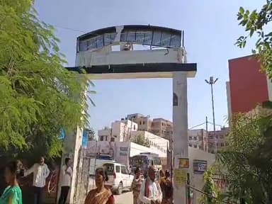 हरदोई: हरदोई मेडिकल कॉलेज के हड्डी वार्ड के बाहर तीमारदार की जेब काटते पकड़ा गया जेबकतरा