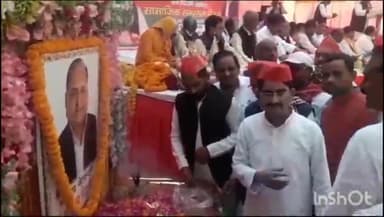 देेेवरिया: टाउन हॉल में समाजवादी पार्टी के कार्यकर्ताओं ने पार्टी संस्थापक मुलायम सिंह यादव की जयंती पर काटा केक