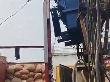 सिहोरा: खितौला मंडी रोड पर ट्रांसफार्मर से टकराया धान से लदा ट्रक, धमाके के साथ टूटे तार