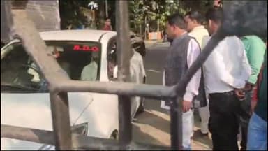 गोंडा: कोर्ट के आदेश को लेकर DDO से बात करने पहुंचे BDO की हुई कहासुनी, विकास भवन का गेट बंद कर BDO को बनाया गया बंधक