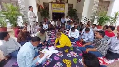 गोंडा: डिप्लोमा इंजीनियर्स संघ ने अपनी मांगों को लेकर गोंडा के अधिशासी अभियंता कार्यालय के सामने दिया धरना, सौंपा ज्ञापन