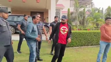 भारतीय क्रिकेट टीम के तेज गेंदबाज वर्ल्ड कप में सबसे ज्यादा विकेट लेने वाले मोहम्मद शमी आज अपने गांव सहसपुर अलीनगर पहुंच