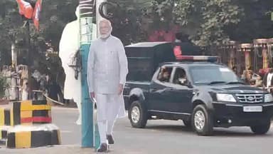 मथुरा: देश के प्रधानमंत्री नरेंद्र मोदी आए मथुरा राज्यपाल ने की अगुवाई  तो बृजवासियों ने सड़कों पर किया सम्मान