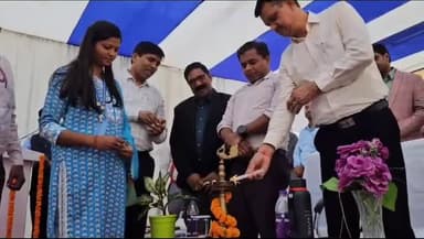 डेहरी: दहाऊर पंचायत स्थित सुअरा अड्डा पर जन संवाद कार्यक्रम में बिजली विभाग के JE पर भड़के डीएम,बोलें अभी करें FIR