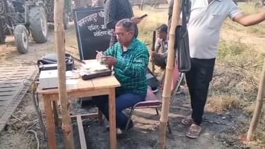 गोंडा: आग से गन्ना क्रय केंद्र मुजेहना का छप्पर जला, तौल लिपिक को हो रही परेशानी