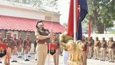 आगरा: पुलिस लाइन में पुलिस झंडा दिवस पर पुलिस कमिश्नर डॉ प्रीतिंदर सिंह ने किया ध्वजारोहण,दिलाई शपथ