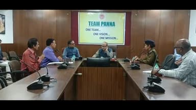 देवेंद्रनगर: संयुक्त मुख्यनिर्वाचन पदाधिकारी ने कलेक्ट्रेट सभाकक्ष मे ली अधिकारियो की बैठक मतगणना तैयारियो की समीक्षा कर दिए निर्देश।