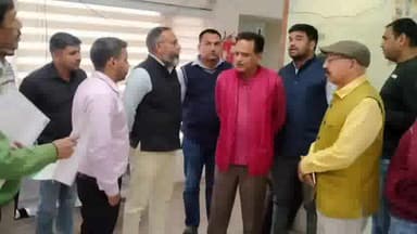 पंचकूला: मेयर कुलभूषण गोयल ने सेक्टर 4  पंचकुला नगर निगम कार्यालय में मारा छापा, दो निलंबित, अन्य को नोटिस