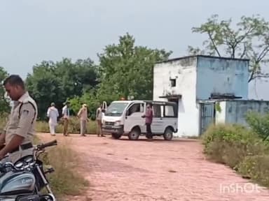 बल्देवगढ़: नगर में बाउंड्री वॉल धसकने से मृत हुए युवक के शव का बल्देवगढ़ सीएचसी में किया गया पीएम