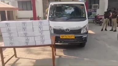 पडरौना: पड़रौना पुलिस व स्वाट टीम ने सिधुआं से फर्जी नंबर प्लेट वाले पिकअप वाहन में अवैध शराब ले जा रहे 2 तस्कर किए गिरफ्तार