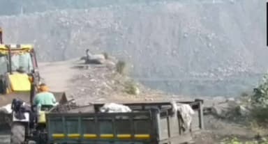 निरसा/चिरकुंडा: CISF व ECL सिक्योरिटी की संयुक्त टीम ने निरसा ओसीपी में की छापेमारी, चार बाइक सहित 20 टन स्टीम कोयला जब्त