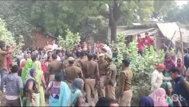 कुंडा: रामगंज में हुई युवक की हत्या के बाद परिजन 36 घंटे से नही किये अंतिम संस्कार ,आरोपी के घर पर बुलडोजर चलाने की मांग पर अड़े