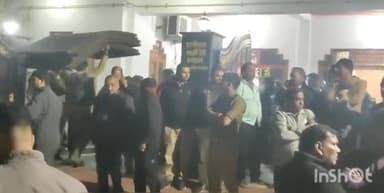 आगरा: जम्मू कश्मीर के राजौरी में आतंकी मुठभेड़ में आगरा का जवान कैप्टन शुभम गुप्ता हुआ शहीद, शहीद के घर पहुंचे नेता व अधिकारी