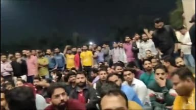 हुज़ूर: डॉक्टर व नर्सिंग स्टाफ में विवाद के बाद भोपाल एम्स में धरने पर बैठे नर्सिंग कर्मचारी