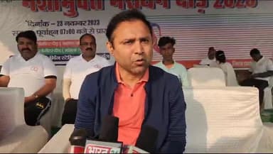 गोपालगंज: मिंज स्टेडियम से डीएम डॉ नवल किशोर चौधरी ने हरी झंडी दिखाकर मैराथन दौड़ को रवाना किया