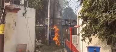 कानपुर: पुलिस लाइन कानपुर के आदेश कक्ष में लगे ट्रांसफार्मर में लगी भीषण आग, दमकल विभाग ने पाया आग पर काबू