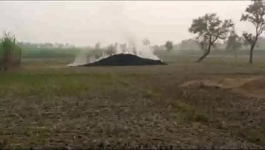 पडरौना: जिले में डीएम के आदेश का नही दिखा असर, किसान खेतों में जला रहे पराली