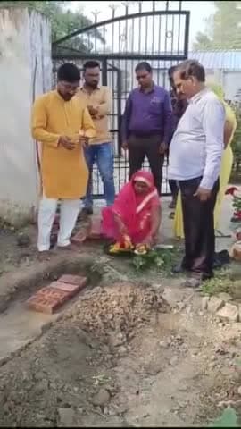 गोंडा: रैगांव में बनने वाले आंगनबाड़ी केंद्र का बीडीओ व प्रमुख प्रतिनिधि ने किया शिलान्यास कहा गांव के बच्चों होगा विकास