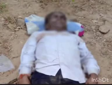 जगदलपुर: छत्तीसगढ़-महाराष्ट्र बॉर्डर गढ़चिरौली में  नक्सलियों ने काटा गला,मुखबिरी के शक में मारकर फेंकी अधेड़ की लाश