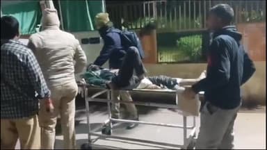 गोंडा: भौरीगंज में पुलिस मुठभेड़ में घायल इनामिया गोवंश तस्कर का जिला अस्पताल में चल रहा उपचार, ASP ने पहुंचकर जाना हाल