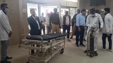 पडरौना: कुशीनगर संयुक्त जिला अस्पताल व स्वशासी मेडिकल कॉलेज के प्राचार्य ने किया आपातकालीन कक्ष का निरीक्षण