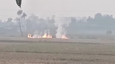 पडरौना: जानकीनगर में बेखौफ किसान दिनदहाड़े जला रहे खेतों में धान की पराली