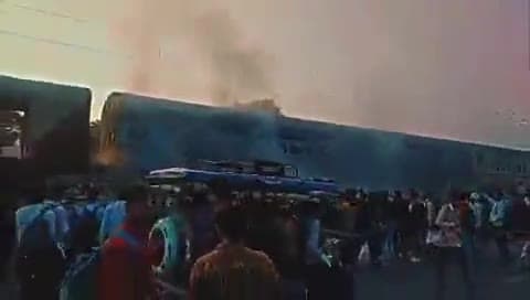 कानपुर कासगंज एक्सप्रेस की ट्रेन मैं ब्रेक जाम होने के कारण एक बोगी में लगी आग
#burningtrain 
#kanpur
#kasganj