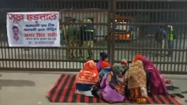 एत्मादपुर: फाउंड्री नगर स्थित इलेक्ट्रिक बस डिपो पर कम्पासी प्रा०लि० कंपनी द्वारा पीड़ित कर्मचारी परिवार सहित बैठा धरने पर।