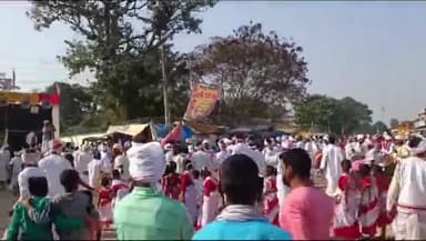 गुमला: पांच वर्षों के बाद पढ़हा पचोरा पददा का टोटो में आयोजन,पारंपरिक वेशभूषा में हुए लोग सम्मिलित