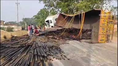 गुमला: उर्मि बायपास चौक के समीप पाइप लदा 18 चक्का ट्रक ने खड़ी ट्रक को मारी टक्कर, बाल-बाल बचे दोनों वाहन के चालक व उपचालक