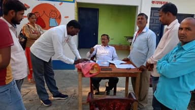 गोंडा: मुजेहना के बीडीओ ने मतदाता पुनरीक्षण अभियान के तहत मेहनौन विधानसभा क्षेत्र के 17 बूथों का किया निरीक्षण