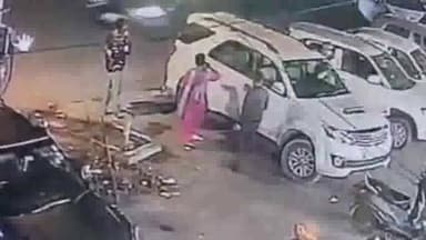 पंचकूला: पंचकुला सैक्टर 15 में चैन स्नैचिंग की घटना का वीडियो आया सामने, वीडियो हो रहा सोशल मीडिया पर वायरल