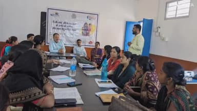 चास: सेक्टर 6 के शहरी सामुदायिक स्वास्थ्य केंद्र कार्यालय में नसबंदी पखवाड़ा को लेकर आयोजित की गई बैठक