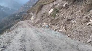 चमोली: धंस रहा है बदरीनाथ हाईवे का वैकल्पिक गोपेश्वर घिघराण मोटर मार्ग, लोगों ने गोपेश्वर में लोनिवि के अधिकारी को सौंपा ज्ञापन