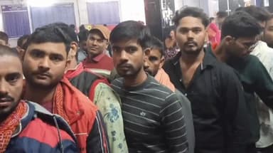 बक्सर: छठ के बाद ट्रेन से लौट रहे प्रवासी मजदूरों की आरपीएफ द्वारा की जा रही मदद