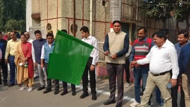 देेेवरिया: विकास भवन के प्रांगण से मतदाता सूची जागरूकता अभियान के अंतर्गत निकली स्कूटी रैली, डीएम, सीडीओ,बीएसए ने दिखाई हरी झंडी