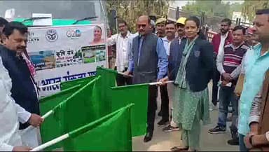 पडरौना: रविंद्रनगर मुख्यालय से सांसद ने भारत संकल्प यात्रा के तहत प्रचार एलईडी वाहन को हरी झंडी दिखा कर किया गया रवाना