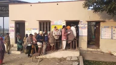 उन्हेल नागेश्वर में मतदान हुए शुरु प्रशासन की शक्त निगाहे मोबाईल एलाऊ नही