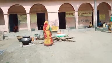 बारसोई: आबादपुर पंचायत के प्राथमिक विद्यालय प्रमाणित टोला स्कूल में एमडीएम का खाना खुले आसमान एवं जलावन से बनाया जाता है