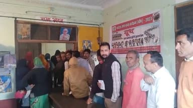 उन्हेल नागेश्वर मतदान केन्द्र पर लोगों में काफी उत्साह देखा गया भारी संख्या में उमड़े लोग मतदान करने