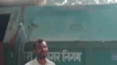 एत्मादपुर: नुनिहाई पानी की टंकी के पास नगर निगम की गाड़ी सूखा कचरा उठाने की वजह फैक्ट्री से भर रही काली मिट्टी,वीडियो आया सामने।