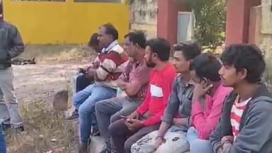 झांसी: मैगांव सोलर प्लांट में पानी का बटन दबाने की जगह गियर लगाने से हुआ हादसा, ठेकेदार को लेकर गड्‌ढ़े में गिरी फ्लोरी मशीन