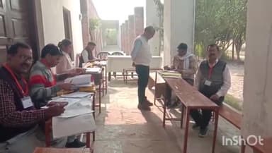 टूंडला: वोटर लिस्ट में नाम बढ़ाने और संशोधन करने के लिए ठाकुर बीरी सिंह मतदान केंद्र पर लगाया गया शिविर