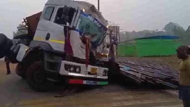 गुमला: बायपास रोड उर्मी चौराहे के पास लोहा लदे ट्रक ने खड़े ट्रक को मारी टक्कर, ट्रक चालक को आई हल्की चोटें