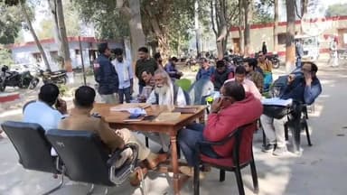 दियोरिया कोतवाली में आयोजित हुआ समाधान दिवस प्रभारी निरीक्षक उमेश सोलंकी नायब तहसीलदार रमेश चंद्र रहे मौजूद